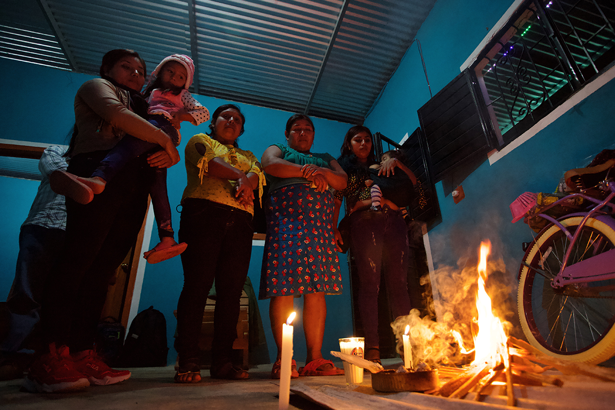 La familia de Antonio González Méndez en una ceremonia para recordarlo a 23 años de su desaparición. Fotografía: Gabriela Sanabria.